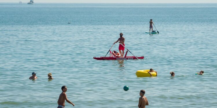 Calendario scolastico, si riparte ad agosto per aiutare i genitori: polemiche del turismo