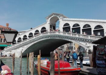 Risse e accoltellamenti a Venezia, arrestati in 5 da polizia e carabinieri