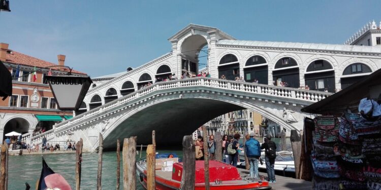 Risse e accoltellamenti a Venezia, arrestati in 5 da polizia e carabinieri