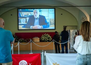 L’omaggio a Carlo Petrini, aperta la camera ardente a Pollenzo