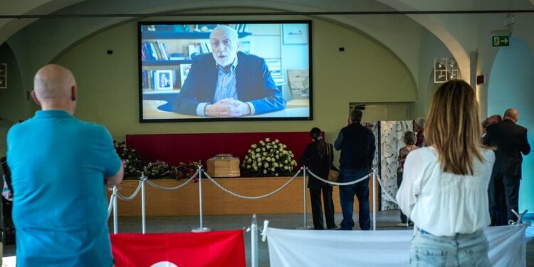 L’omaggio a Carlo Petrini, aperta la camera ardente a Pollenzo