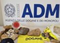 Turista francese fermata a Porto Torres con 40 kg di sabbia e conchiglie
