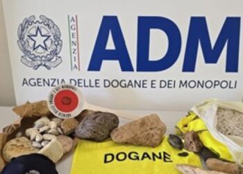 Turista francese fermata a Porto Torres con 40 kg di sabbia e conchiglie
