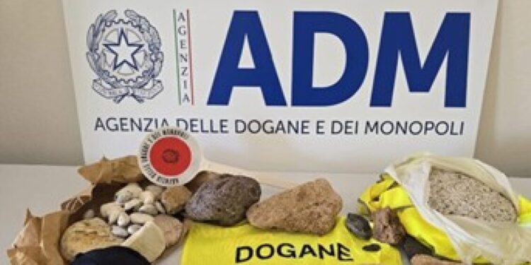 Turista francese fermata a Porto Torres con 40 kg di sabbia e conchiglie