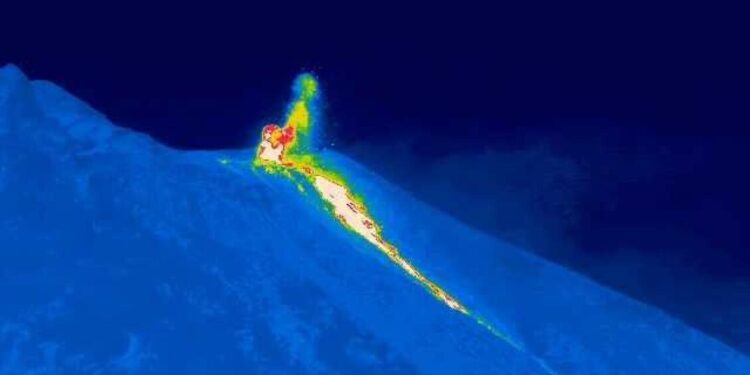 Ingv, flusso lavico dall’area craterica nord di Stromboli