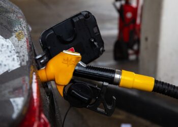 Carburanti, taglio delle accise prorogato fino al 6 giugno: quanto costano benzina e diesel