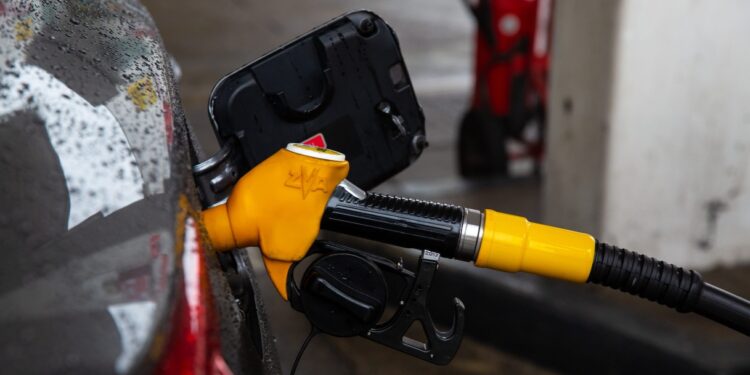 Carburanti, taglio delle accise prorogato fino al 6 giugno: quanto costano benzina e diesel