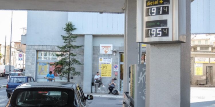 Taglio accise, i nuovi prezzi del carburante: sconto diesel confermato ma cala sulla benzina