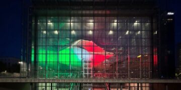 Per il 2 giugno la Nuvola all’Eur si accende con i colori della bandiera italiana