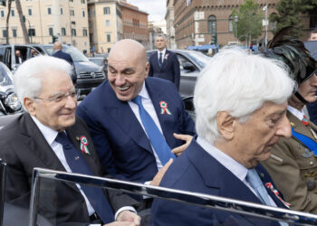 Mattarella arriva ai Fori Imperiali sulla Lancia Flaminia per la parata