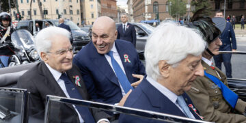 Mattarella arriva ai Fori Imperiali sulla Lancia Flaminia per la parata
