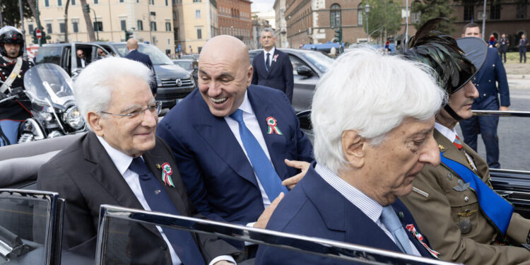 Mattarella arriva ai Fori Imperiali sulla Lancia Flaminia per la parata