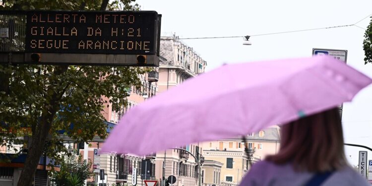 Il meteo divide l’Italia, forti temporali al Nord e sole al Centro Sud