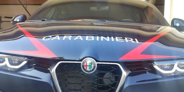 Tenta di buttare giù la fidanzata dalla finestra, arrestato