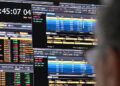 Borsa: Milano si indebolisce e cede lo 0,22%, lo spread a 74,5 punti