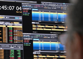 Borsa: Milano si indebolisce e cede lo 0,22%, lo spread a 74,5 punti
