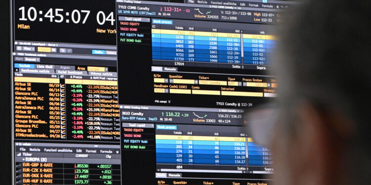 Borsa: Milano si indebolisce e cede lo 0,22%, lo spread a 74,5 punti