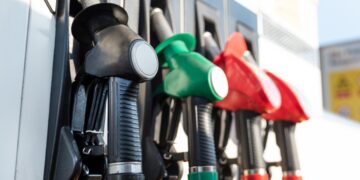 Taglio accise verso lo stop, ipotesi bonus carburante da 100 euro: chi ne avrebbe diritto