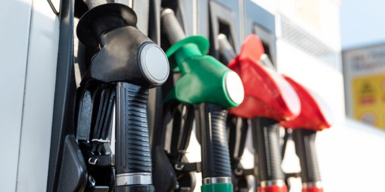 Taglio accise verso lo stop, ipotesi bonus carburante da 100 euro: chi ne avrebbe diritto