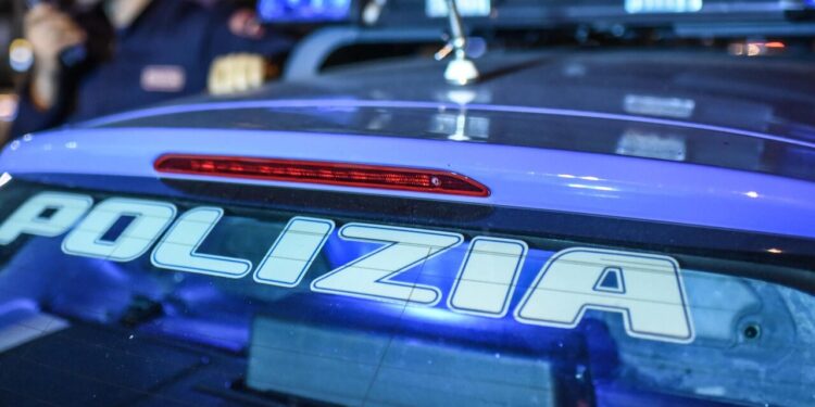 Minaccia la ex, prende a morsi la mamma, tenta di strangolare il padre