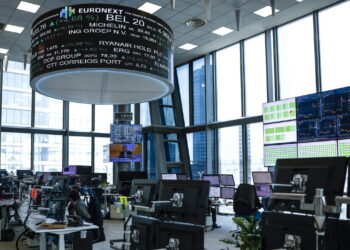 Borsa: l’Europa in calo con petrolio e gas in rialzo, si guarda a Hormuz