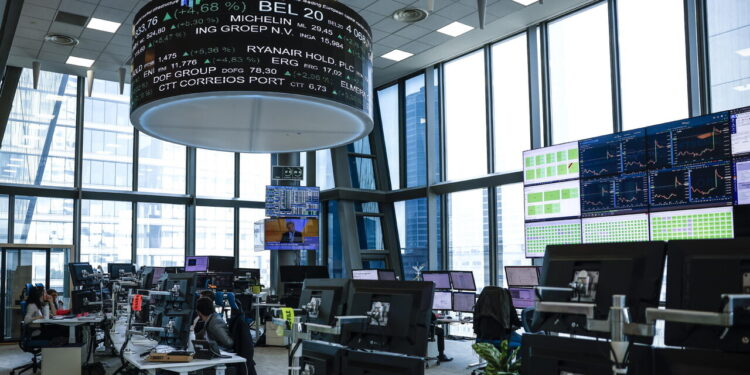 Borsa: l’Europa in calo con petrolio e gas in rialzo, si guarda a Hormuz