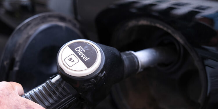 Codacons, sconto accise non applicato alla pompa, gasolio scende solo di 11,3 cent