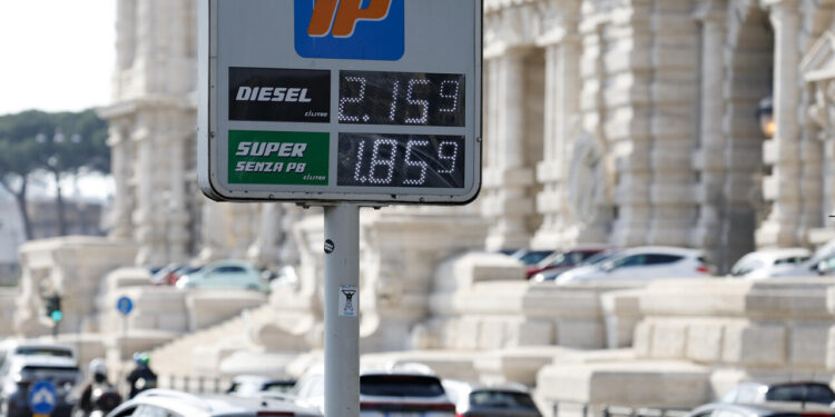 Cdm alle 17.30, in arrivo l’intervento ponte sui carburanti