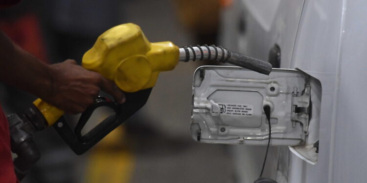 Codacons, su carburanti a luglio e agosto stangata da 10,8 miliardi