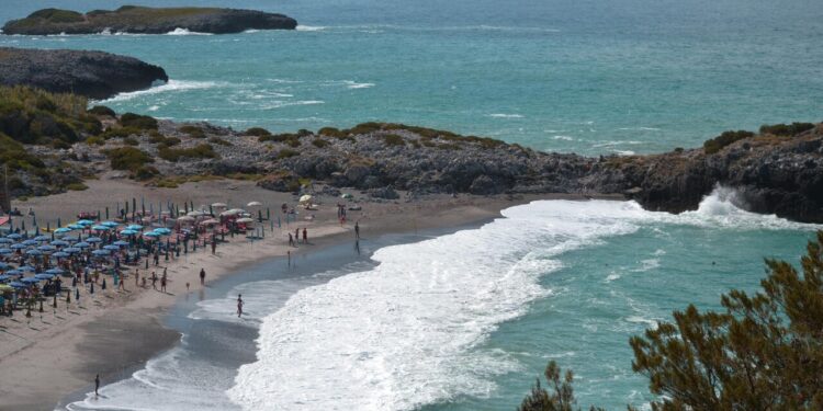 Rissa sulla spiaggia del Pozzallo nel Cilento, un ferito