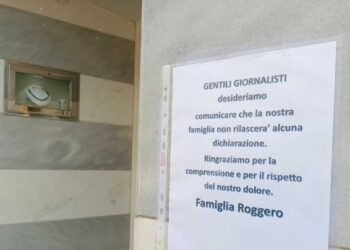 Cartello fuori da gioielleria di Roggero avvisa: ‘nessuna dichiarazione’