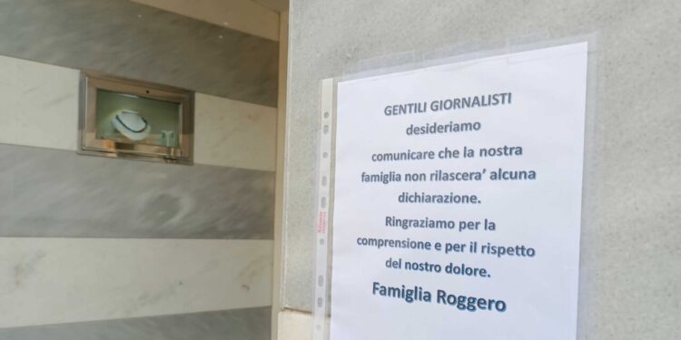 Cartello fuori da gioielleria di Roggero avvisa: ‘nessuna dichiarazione’