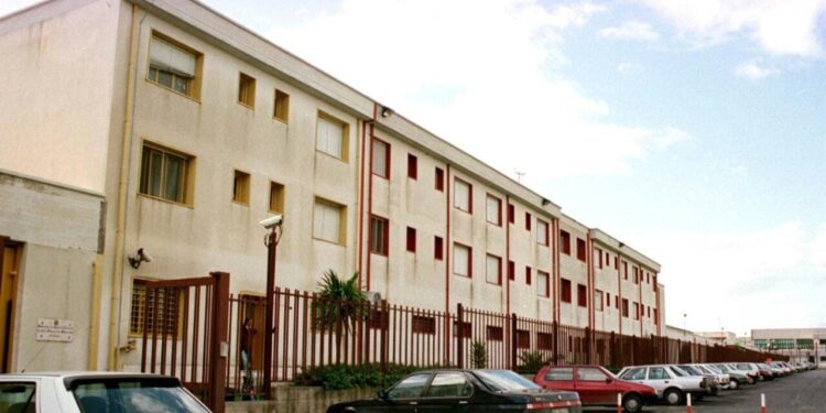 Mitra rubato in carcere a Catania, misure cautelari per 4, c’è agente penitenziaria