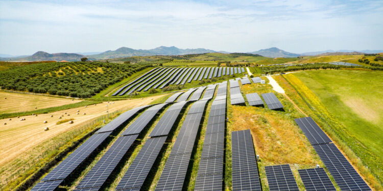 Fotovoltaico, in Italia cresce quello industriale e cala il domestico