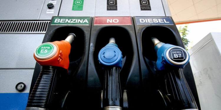 Mimit, prezzo medio benzina self sale a 1,911 euro