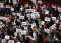 Cartelli delle opposizioni in Aula contro la legge elettorale, “è truffa, a casa”