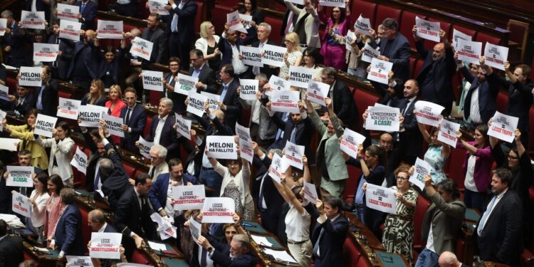 Cartelli delle opposizioni in Aula contro la legge elettorale, “è truffa, a casa”