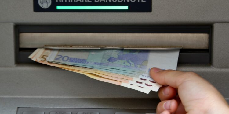 Soldi sul conto corrente, gli italiani ne tengono meno di quanto si pensi: agli ultimi posti in Europa