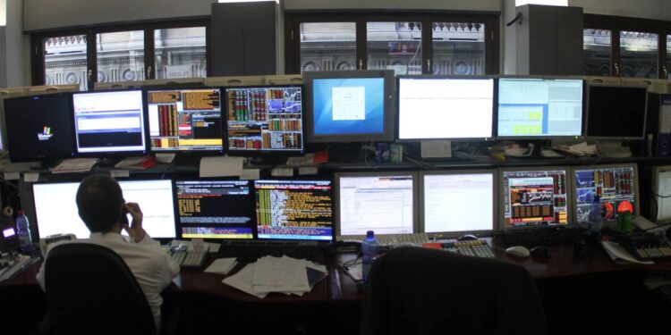 Lo spread tra Btp e Bund cala a 81 punti dopo i picchi, rendimenti a 3,95%: domani iniziano le aste dei titoli di Stato