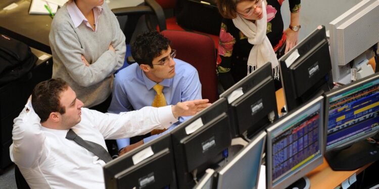 Lo spread risale a 83 punti base, 5,5 miliardi assegnati all’asta: i rendimenti dei Btp
