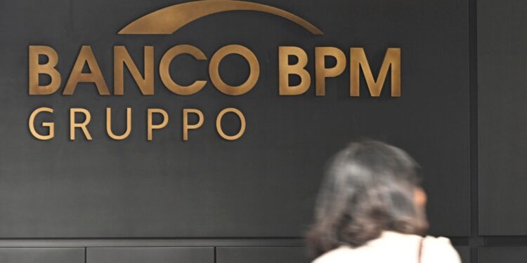 Mps e Banco Bpm tentano la fusione, la “terza via” per bloccare l’offerta di Intesa Sanpaolo e Unipol