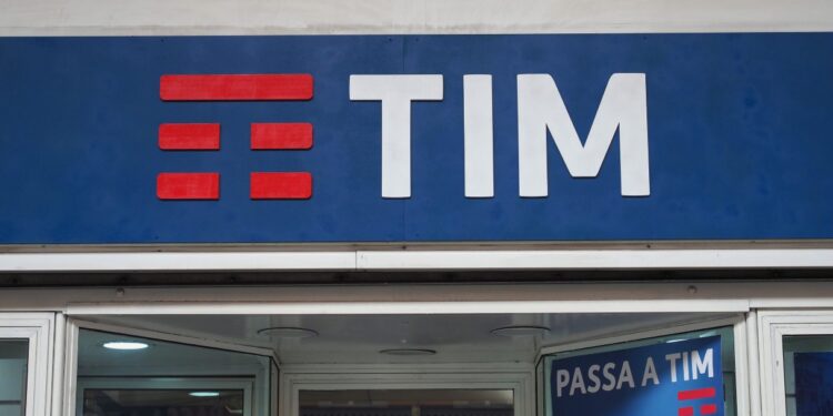 Poste offre 835 euro e 109 titoli per ogni 500 azioni di Tim, cosa cambia per gli utenti dopo l’Opas