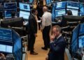 Spread stabile a 81 punti base, ma i rendimenti dei Btp scendono: conviene comprare ora?