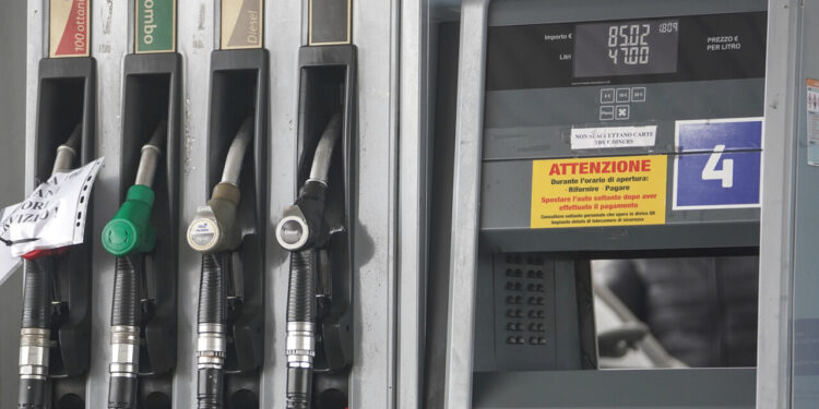 Caro-carburanti, il gasolio sfiora 2,7 euro al litro