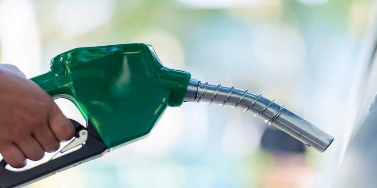 Benzina sopra 2 euro con il petrolio oltre 100 dollari: cosa prevedono decreto ponte e accise mobili
