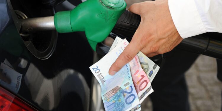 Prezzi carburanti, benzina mai così alta da ottobre 2023. Oggi Cdm per nuove misure