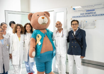 Pigi in viaggio per l’Italia, la mascotte della Pigiama Run incontra i bambini malati