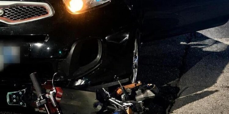 Travolto da un’auto mentre è sul monopattino, muore ragazzo di 16 anni
