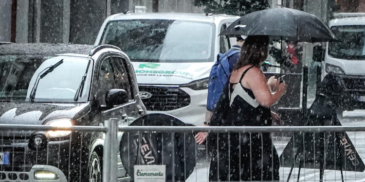 Domenica con la pioggia, poi il ritorno del caldo