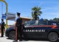 Vuole uscire dallo spaccio e viene ferito a colpi di pistola, due arresti